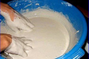Размешивается алебастр с водой