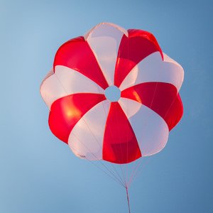 Яркий парашют из бумаги