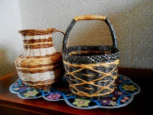 Вазы из газетных трубочек
